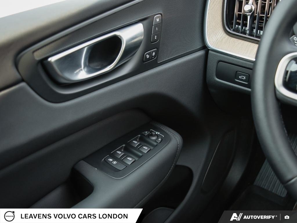 2026 Volvo XC60 CORE DARK THEME-16