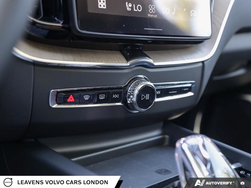 2027 Volvo XC60 PLUS DARK THEME-19