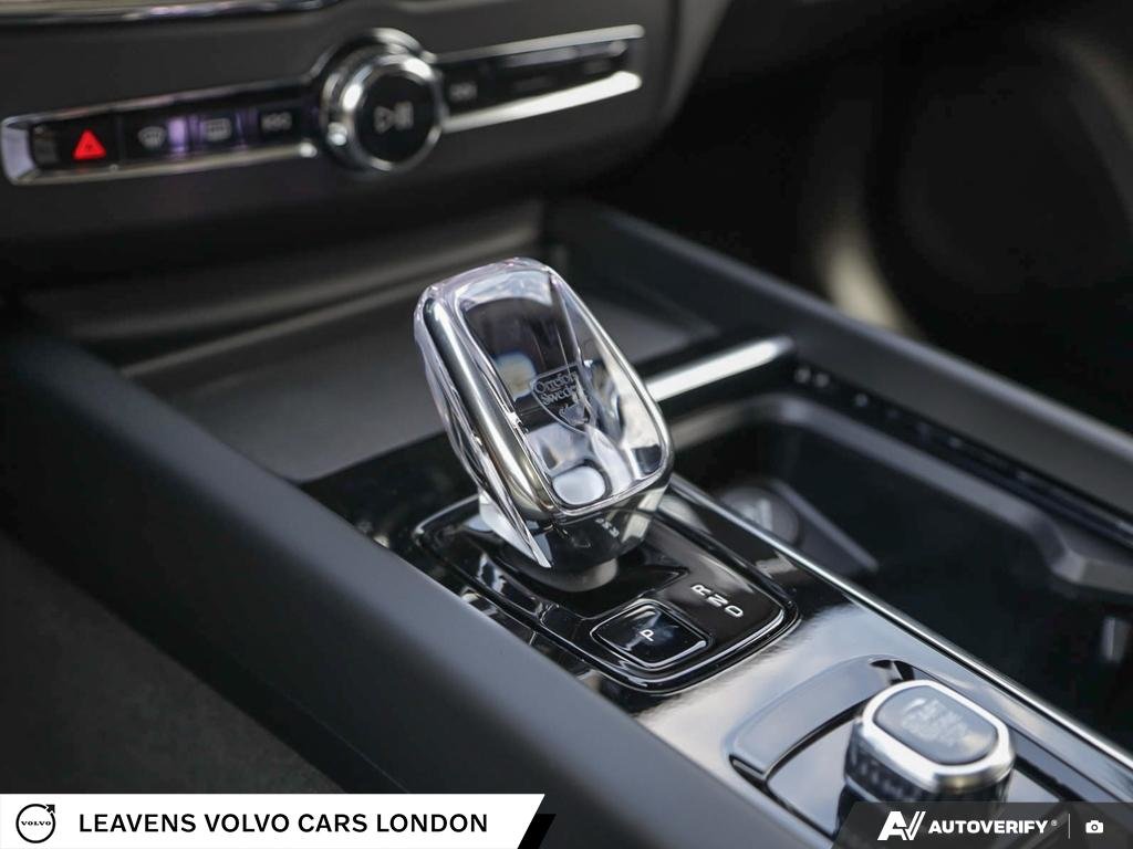 2027 Volvo XC60 PLUS DARK THEME-18