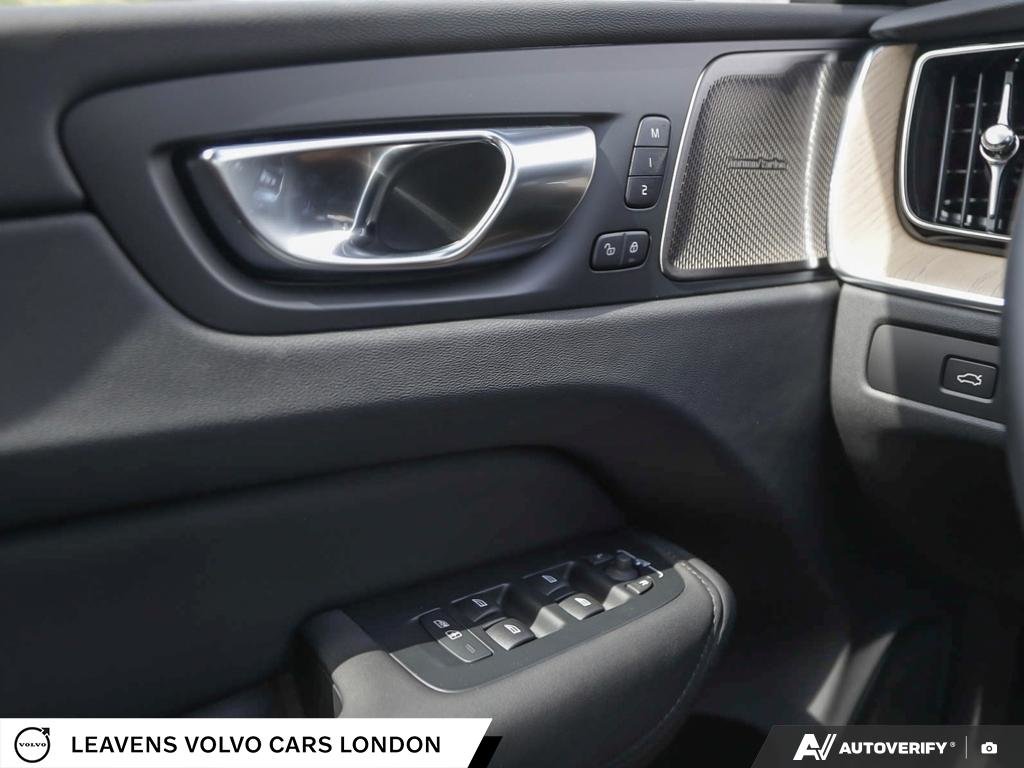 2027 Volvo XC60 PLUS DARK THEME-16