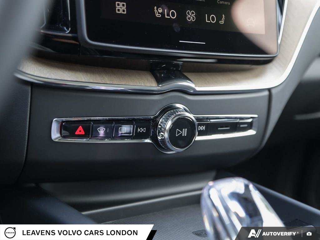 2027 Volvo XC60 PLUS DARK THEME-19
