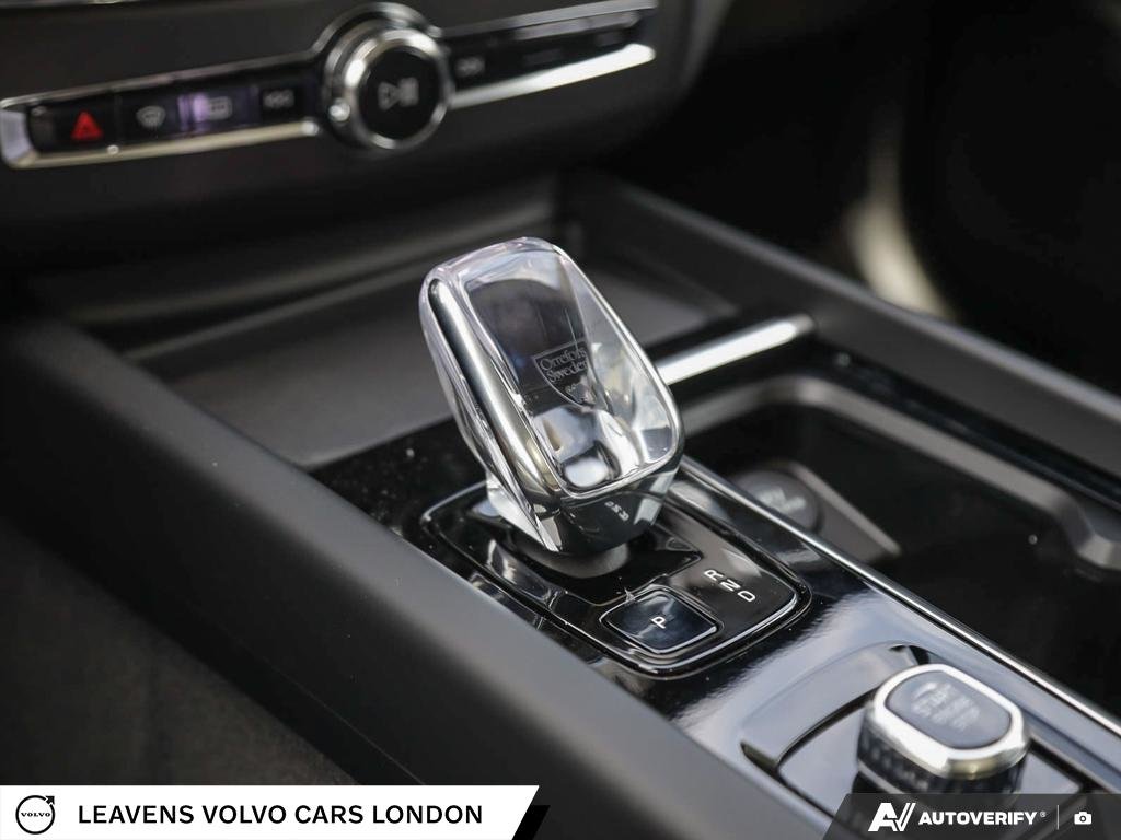 2027 Volvo XC60 ULTRA DARK THEME-18