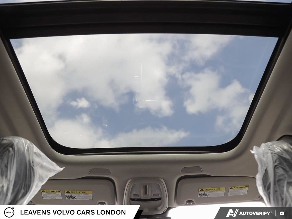 2027 Volvo XC60 ULTRA DARK THEME-25