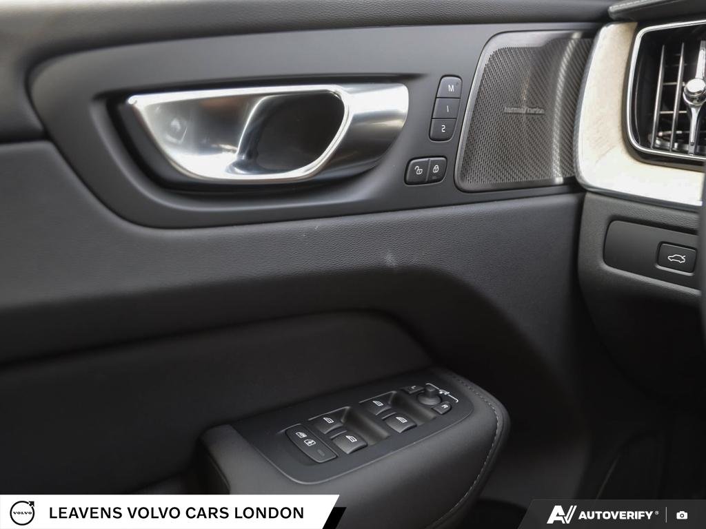2027 Volvo XC60 ULTRA DARK THEME-16