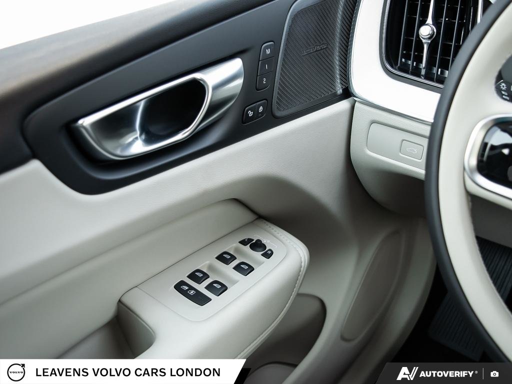 2027 Volvo XC60 ULTRA DARK THEME-16