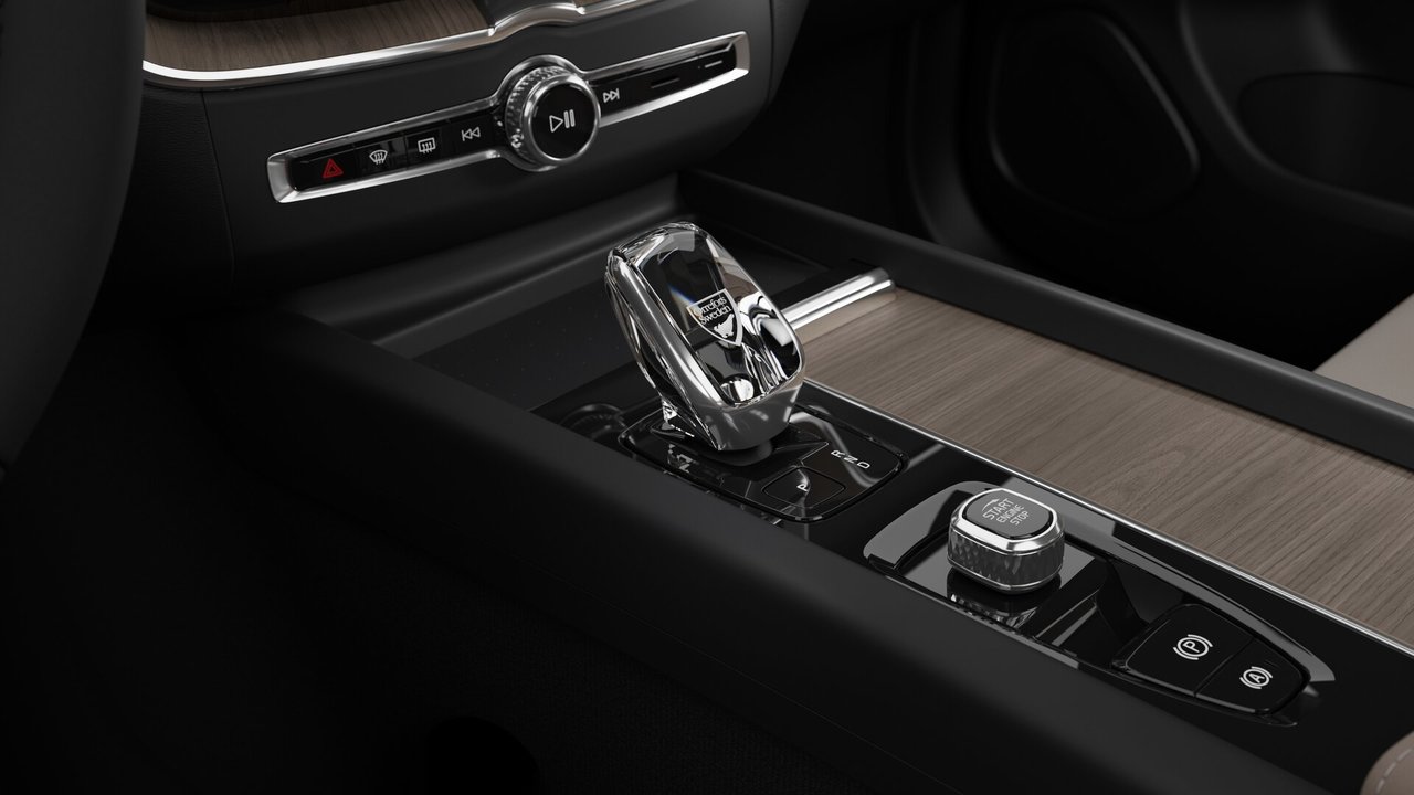 2027 Volvo XC60 PLUS DARK THEME-10