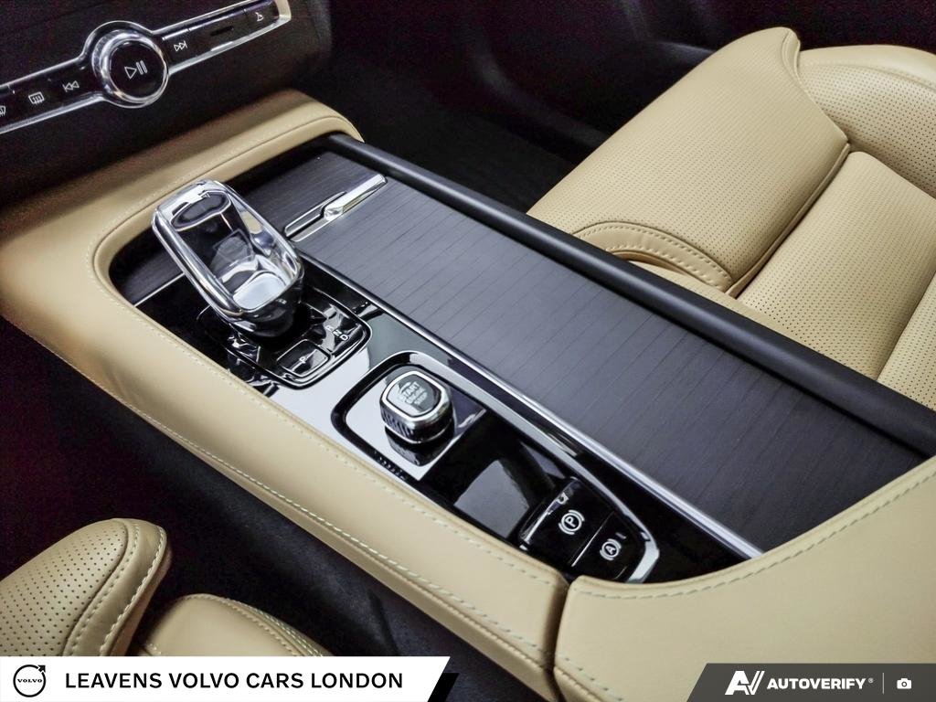 2025 Volvo XC90 ULTRA BRIGHT THEME-17