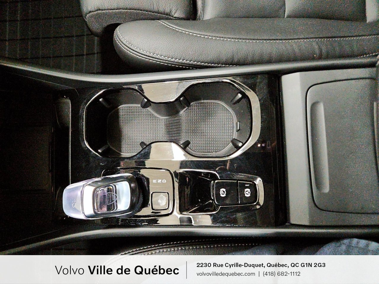 Volvo XC40 Plus Dark Theme 2026-17