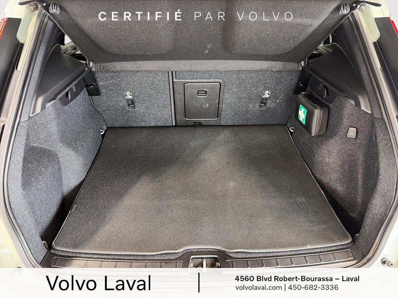 Volvo XC40 Plus Dark Theme 2024-16