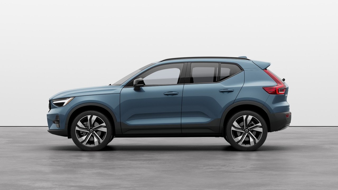 2025 Volvo XC40 Plus Dark Theme-5