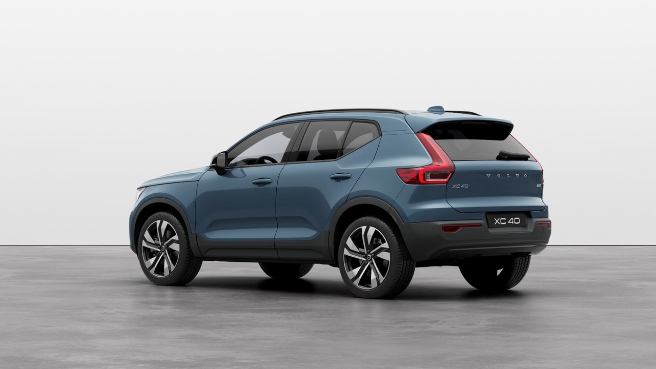 2025 Volvo XC40 Plus Dark Theme-1