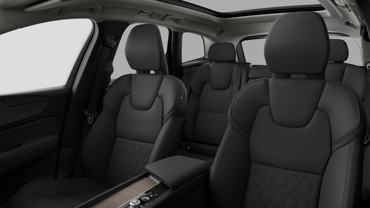 Volvo XC60 Plug-In Hybrid Plus Dark Theme 2026-11