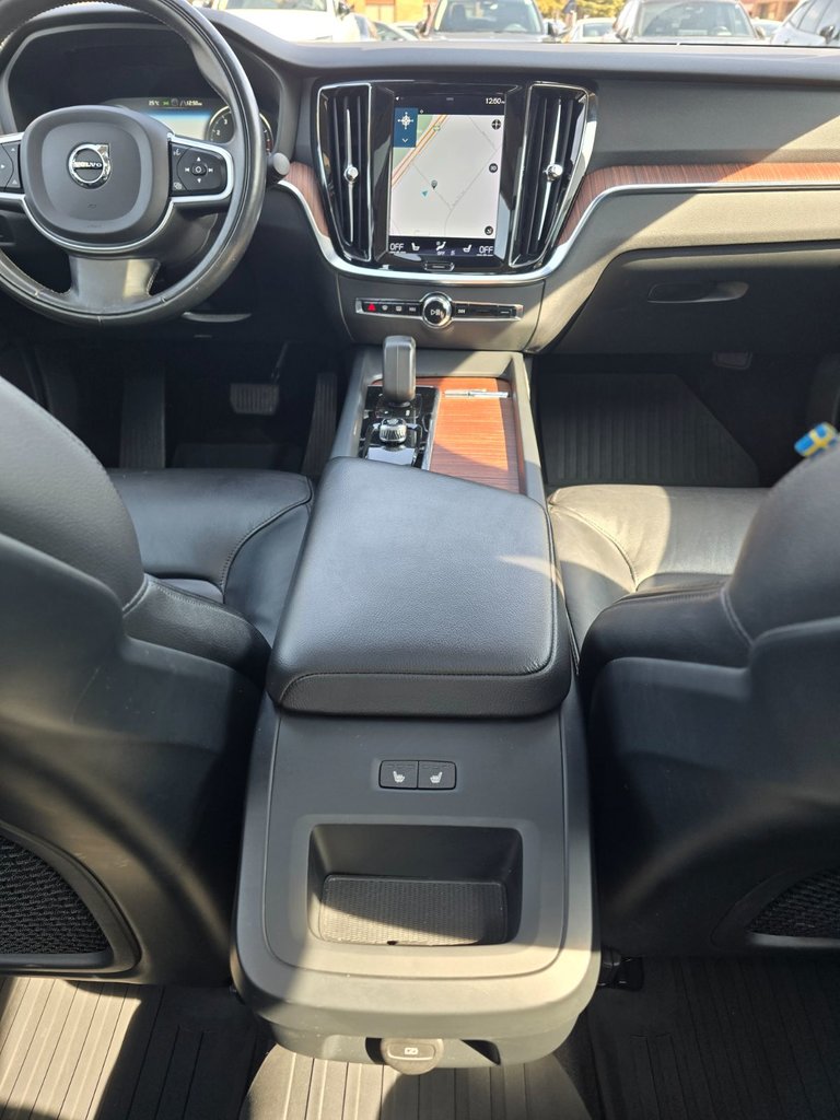 2022 Volvo S60 MOMENTUM-19