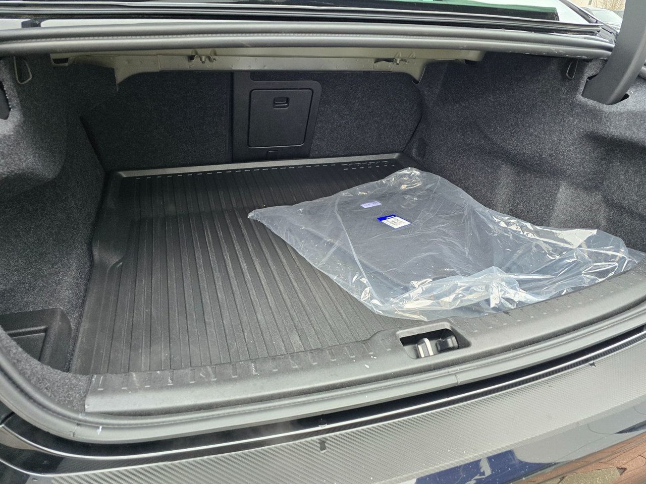 2024 Volvo S60 PLUS DARK THEME-12