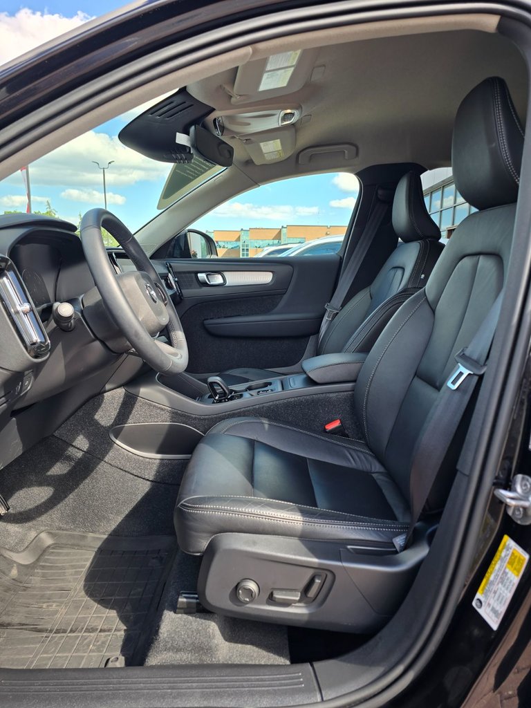 2022 Volvo XC40 MOMENTUM-24