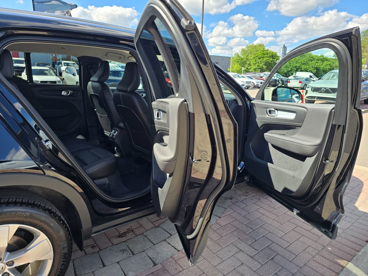 2022 Volvo XC40 MOMENTUM-10