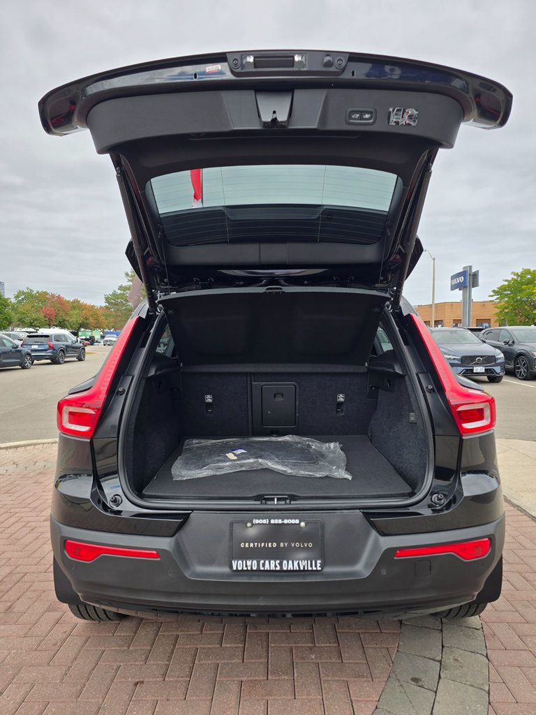 2022 Volvo XC40 R-DESIGN-16