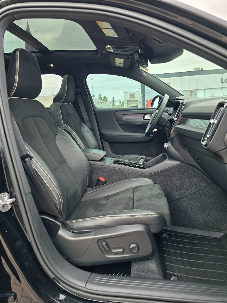 2022 Volvo XC40 R-DESIGN-24