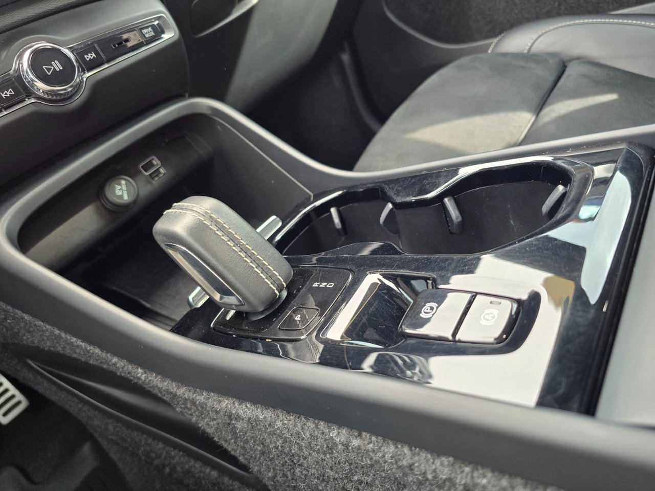 2022 Volvo XC40 R-DESIGN-28