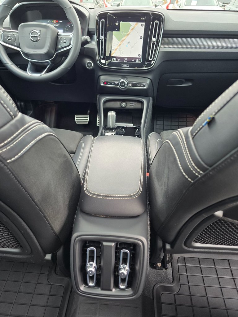 2022 Volvo XC40 R-DESIGN-22