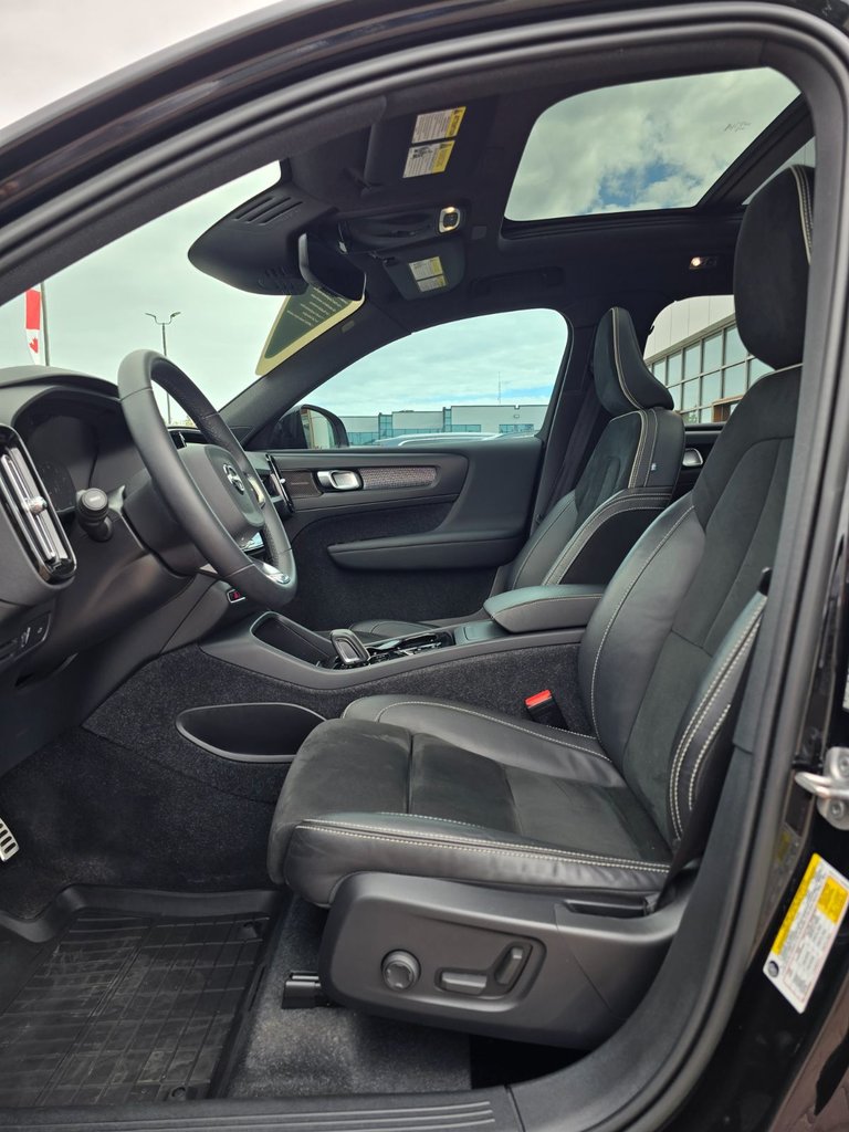 2022 Volvo XC40 R-DESIGN-25