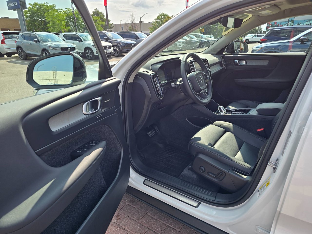 2024 Volvo XC40 ULTIMATE DARK THEME-12