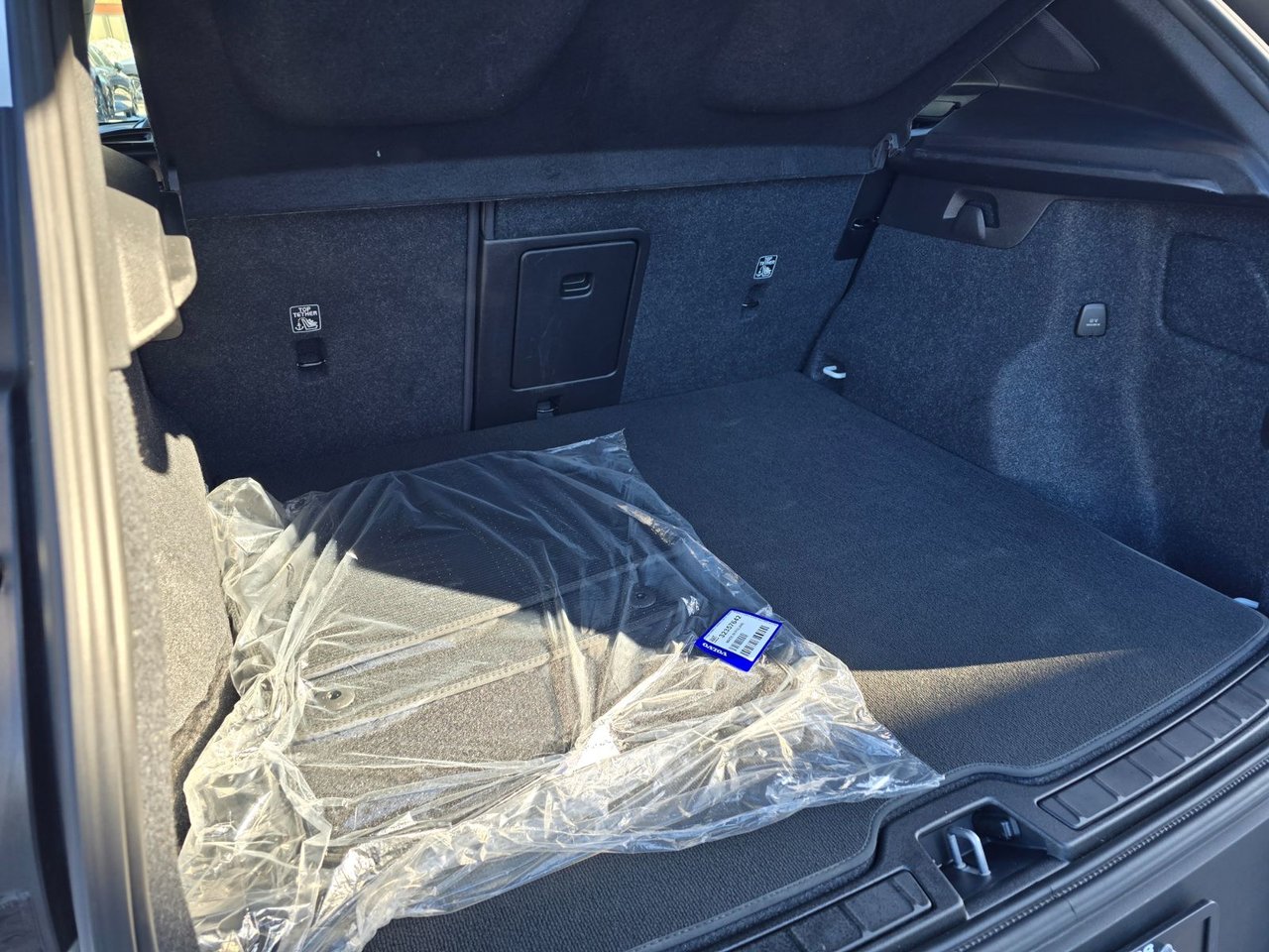 2024 Volvo XC40 ULTIMATE DARK THEME-17