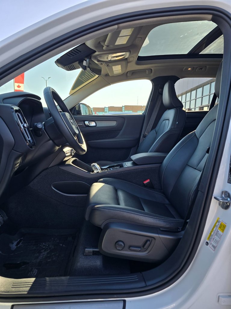 2024 Volvo XC40 ULTIMATE DARK THEME-24