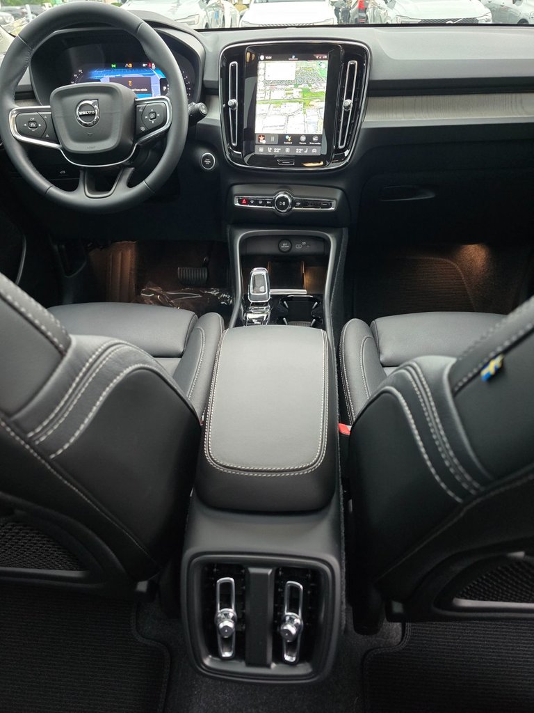 2024 Volvo XC40 PLUS DARK THEME-21
