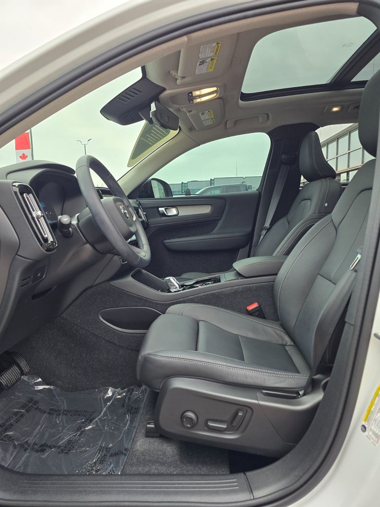 2024 Volvo XC40 PLUS DARK THEME-24