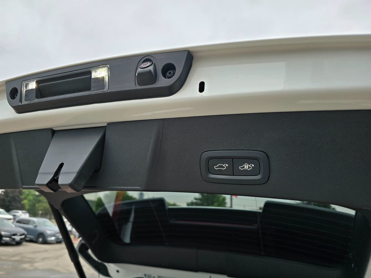 2024 Volvo XC40 PLUS DARK THEME-17