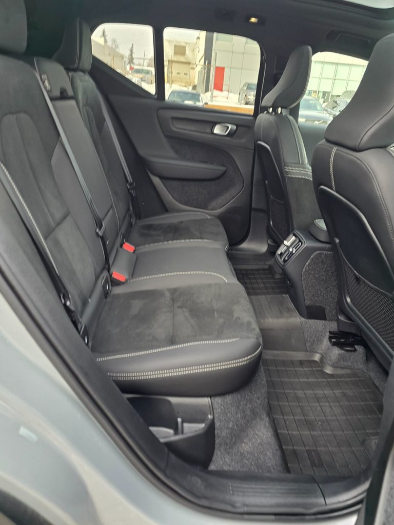 2025 Volvo XC40 PLUS DARK THEME-19