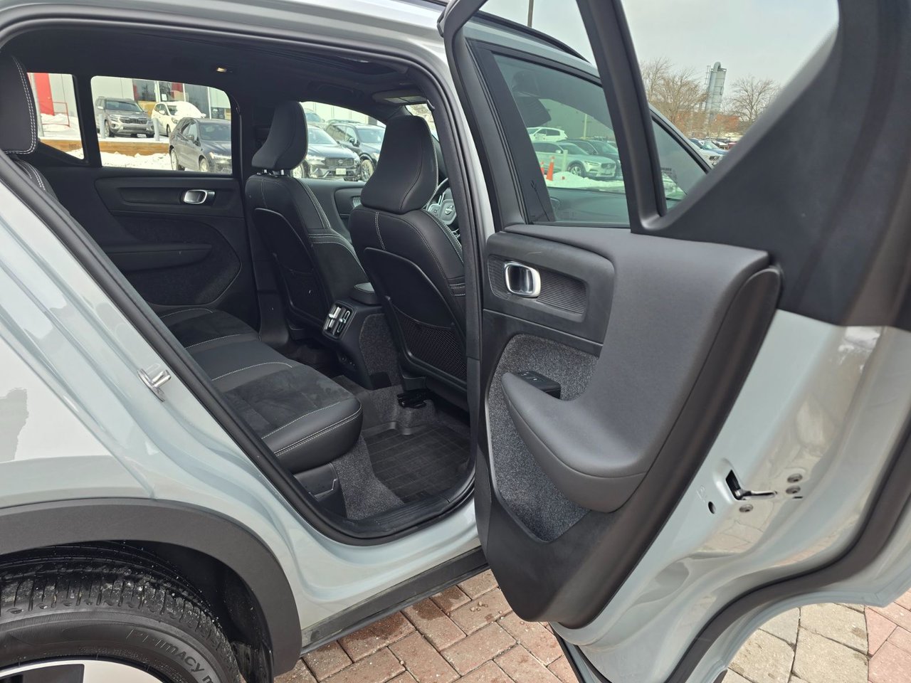 2025 Volvo XC40 PLUS DARK THEME-18