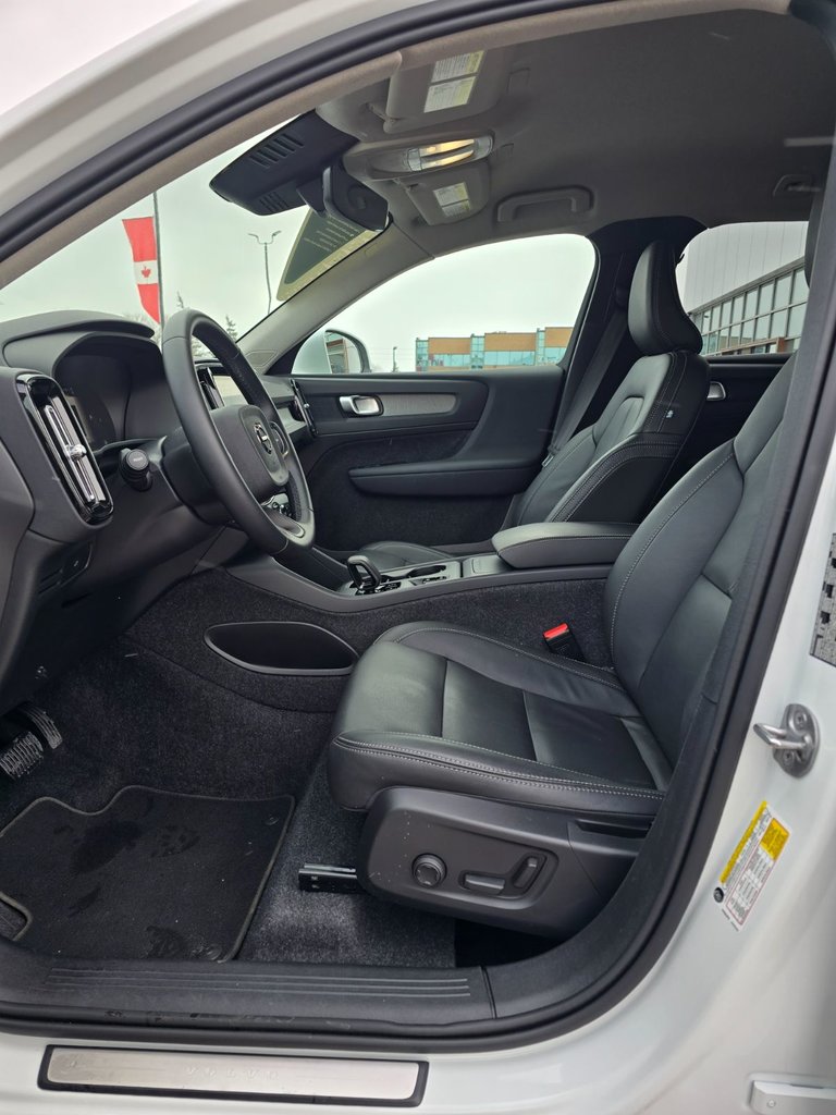2025 Volvo XC40 CORE BRIGHT THEME-25