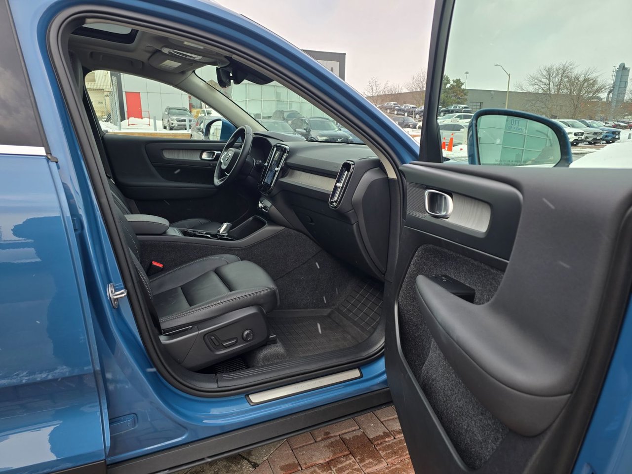 2025 Volvo XC40 PLUS BRIGHT THEME-10