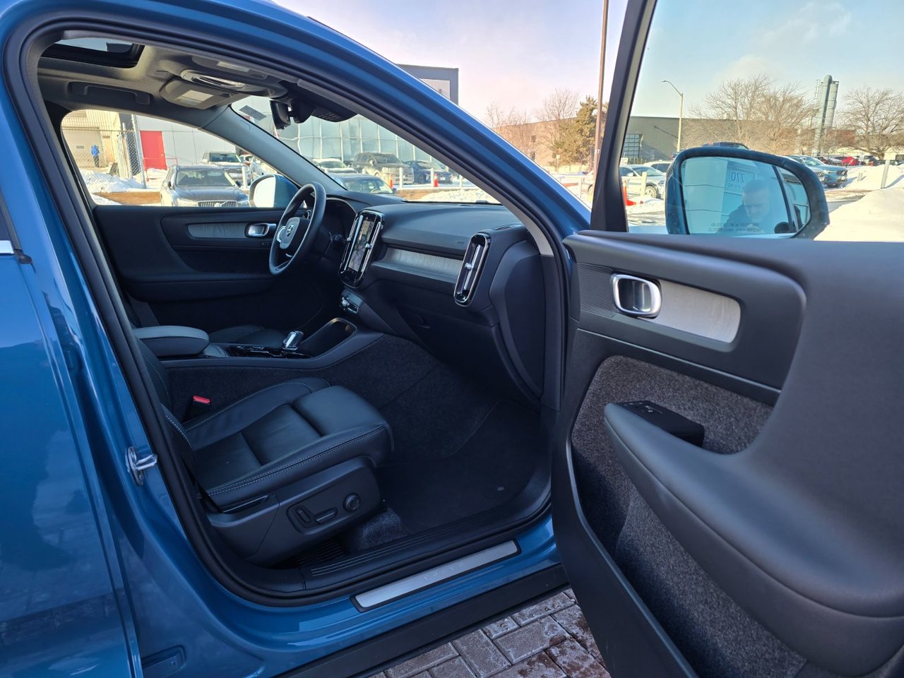 2025 Volvo XC40 PLUS BRIGHT THEME-22