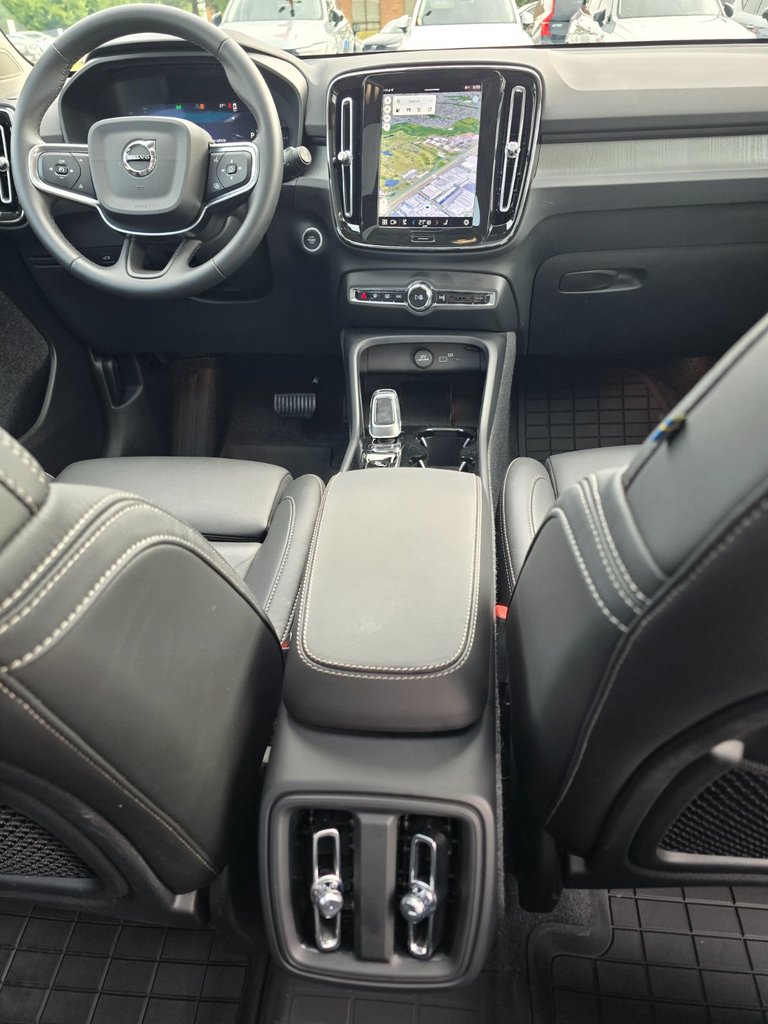2025 Volvo XC40 PLUS DARK THEME-21
