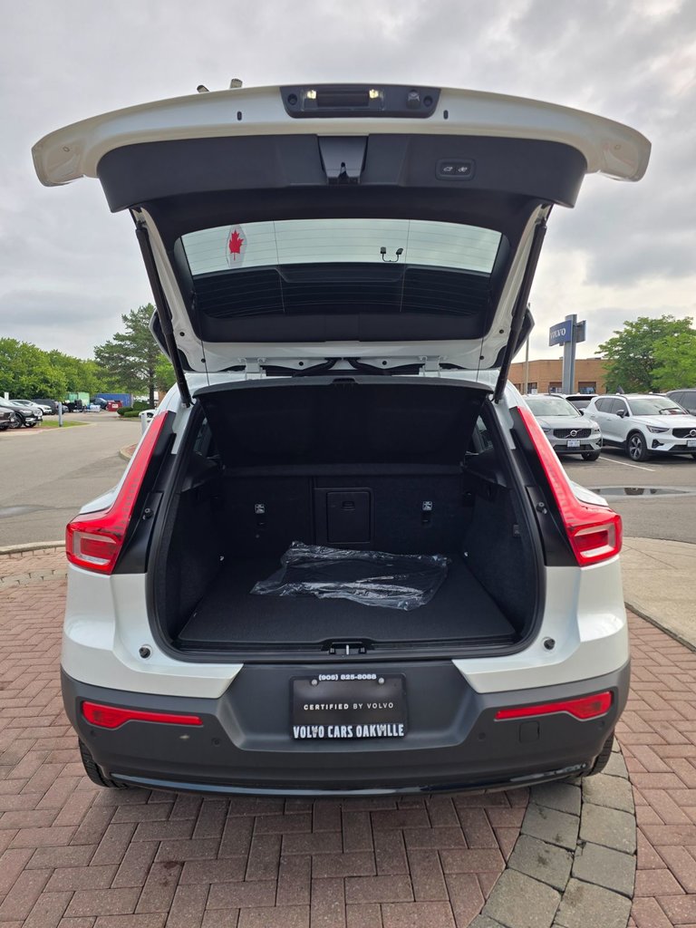 2025 Volvo XC40 PLUS DARK THEME-16