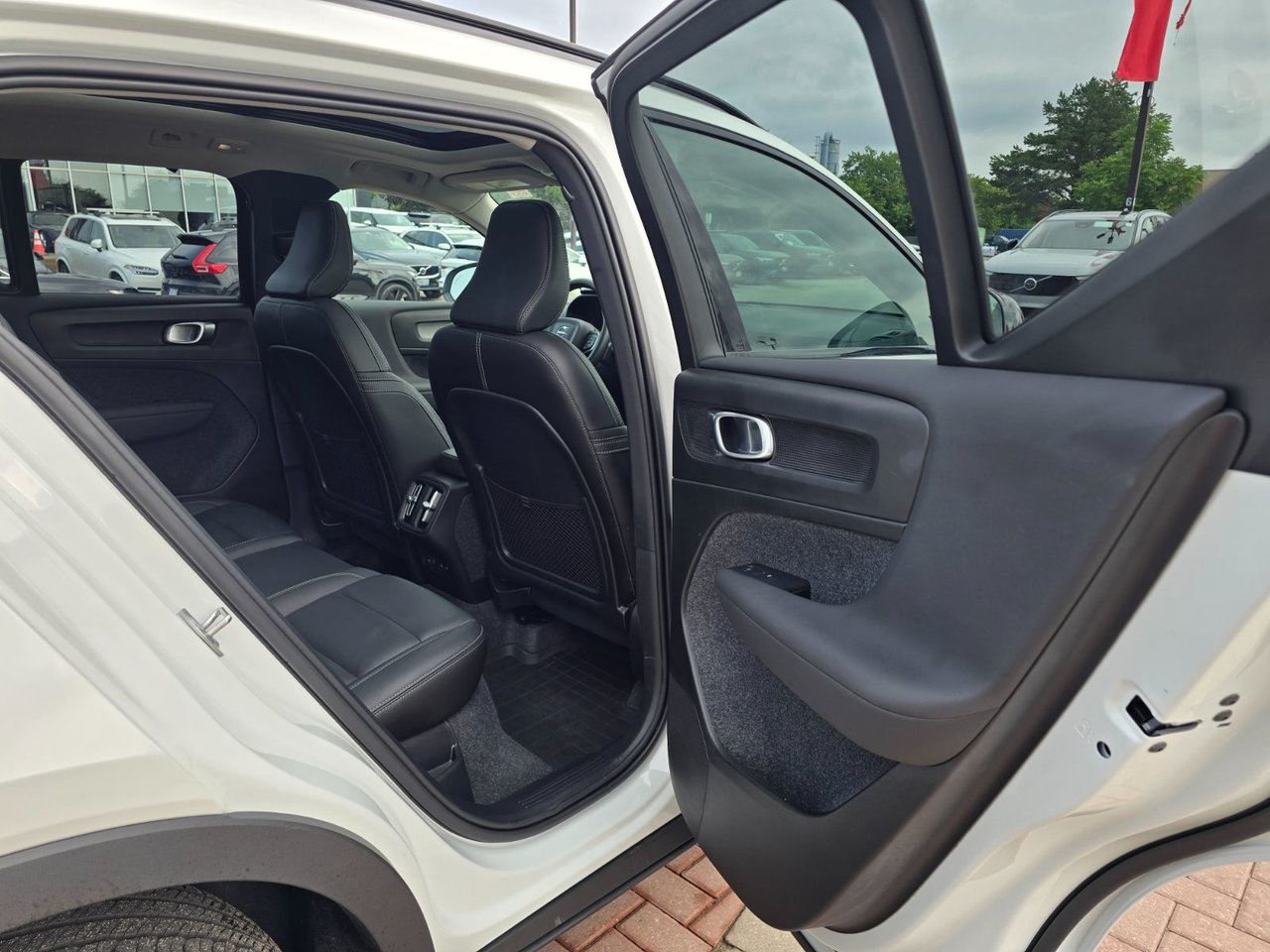 2025 Volvo XC40 PLUS DARK THEME-18