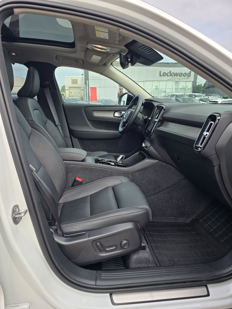 2025 Volvo XC40 PLUS DARK THEME-23