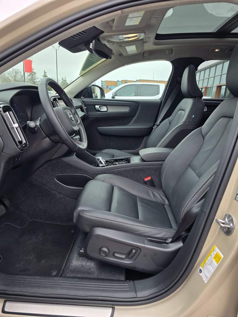 2025 Volvo XC40 PLUS DARK THEME-24
