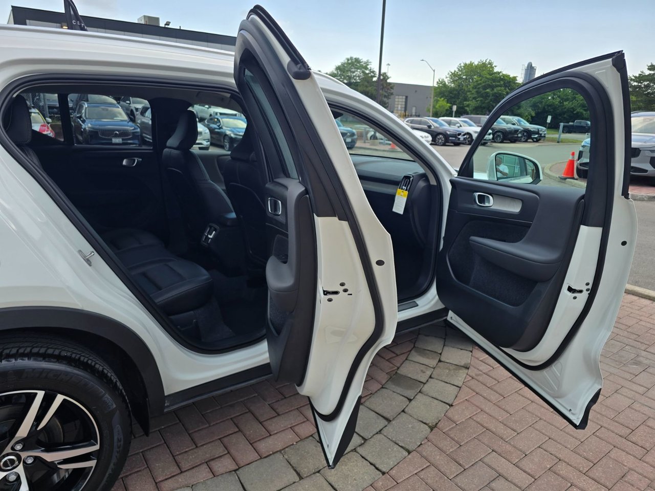 2025 Volvo XC40 CORE BRIGHT THEME-10