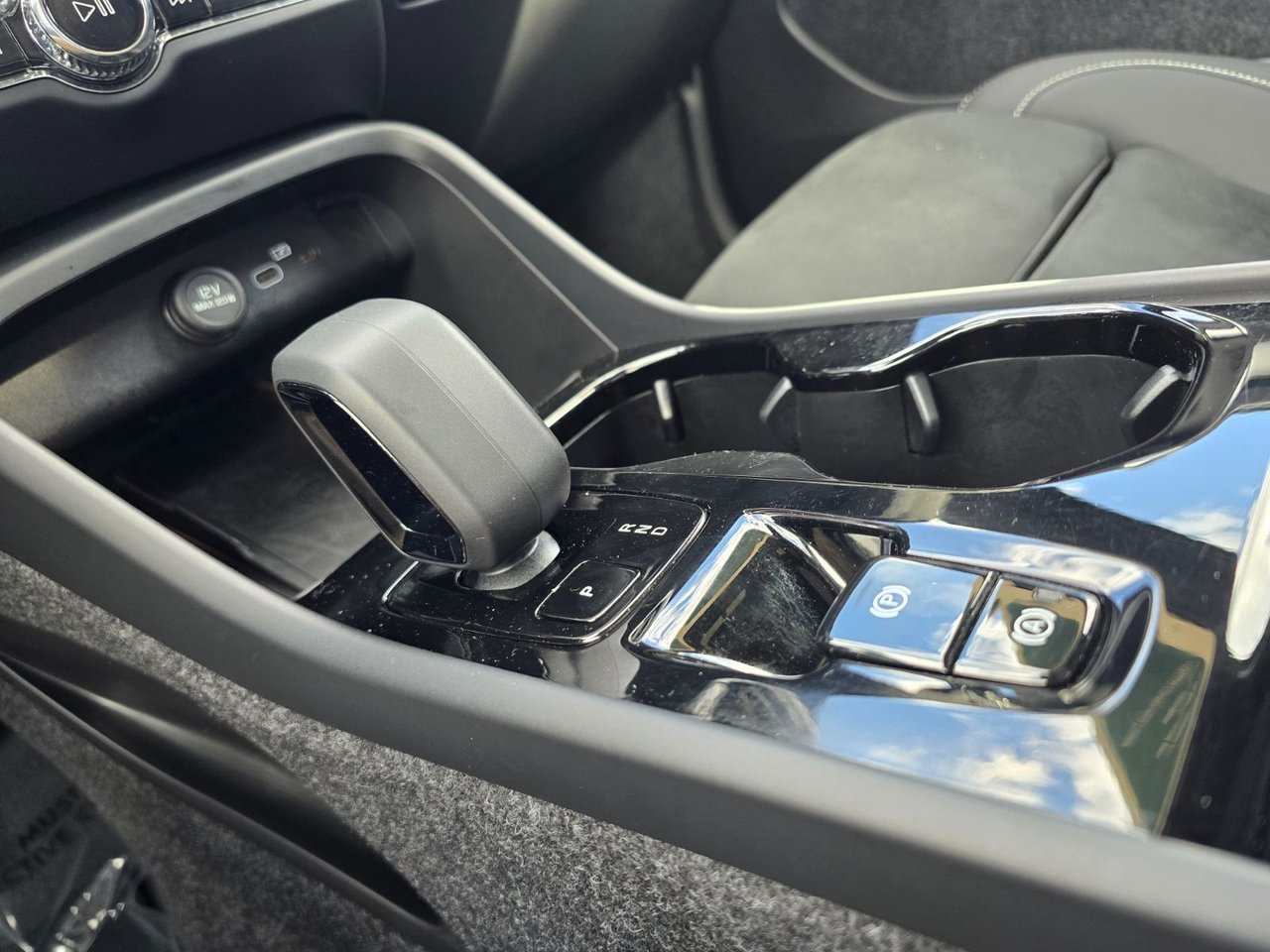 2026 Volvo XC40 ULTRA BLACK EDITION-30
