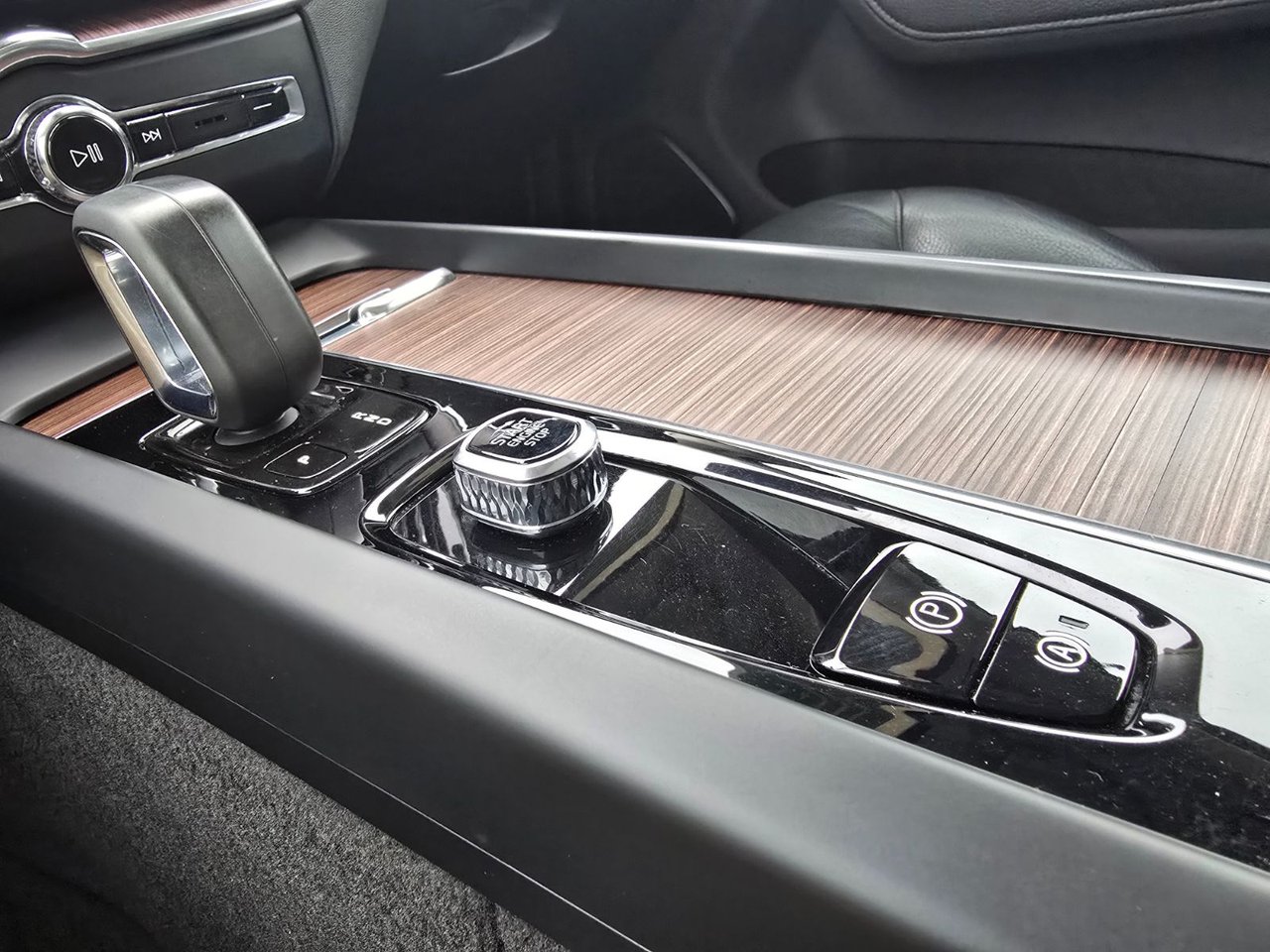 2022 Volvo XC60 RECHARGE INSCRIPTION EXPRESSION-32