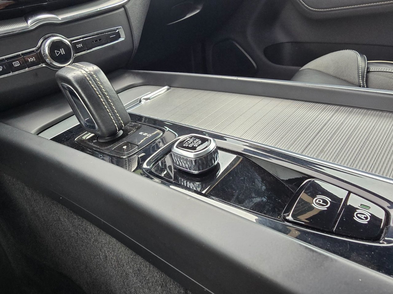 2022 Volvo XC60 RECHARGE R-DESIGN-31