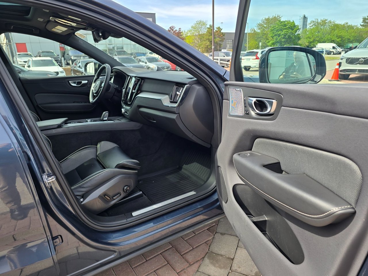 2022 Volvo XC60 R-DESIGN-22