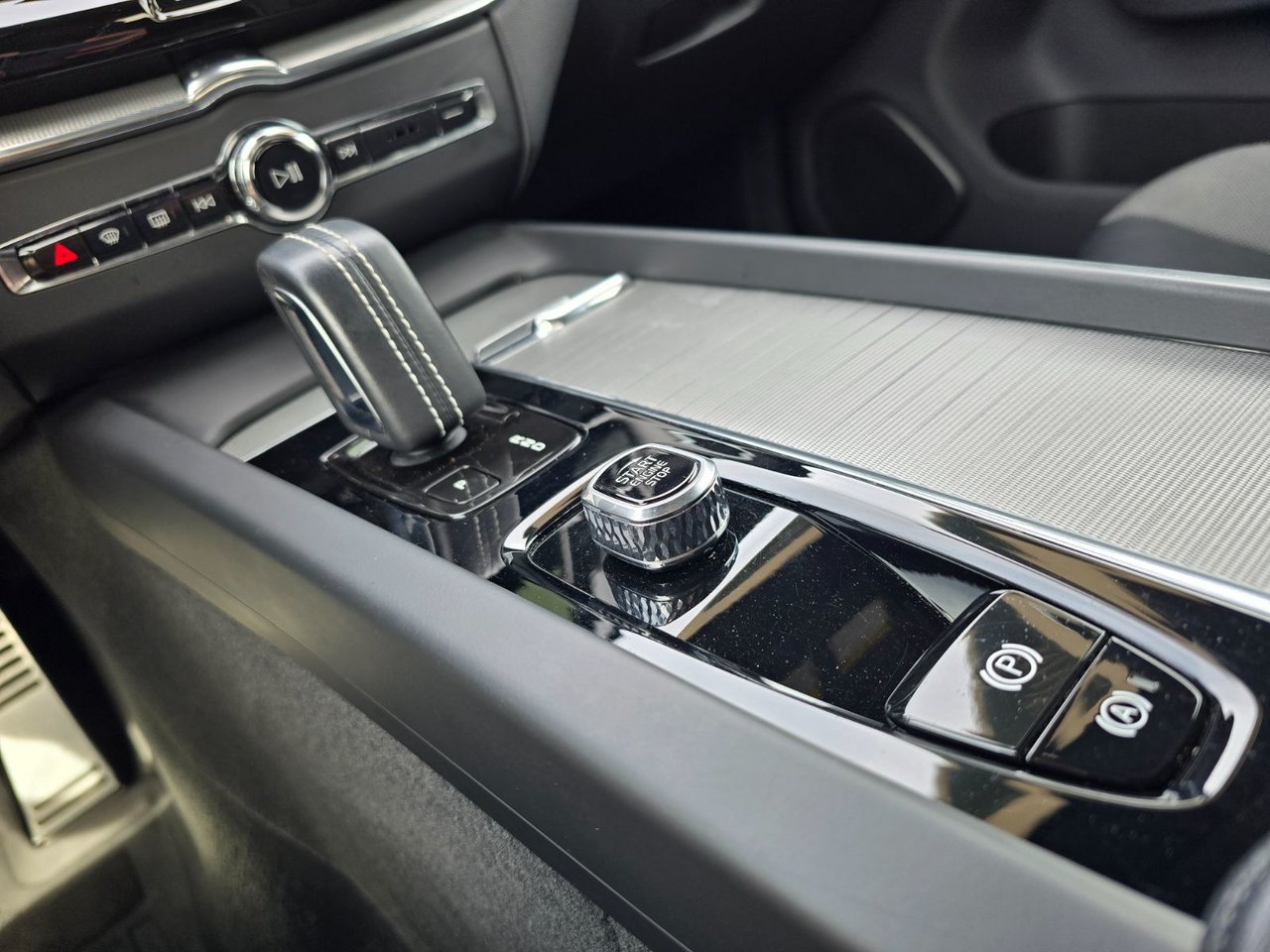 2022 Volvo XC60 R-DESIGN-29