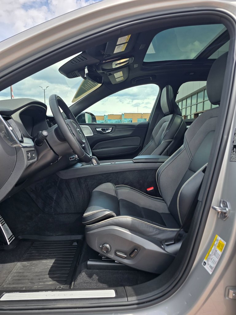 2022 Volvo XC60 R-DESIGN-24