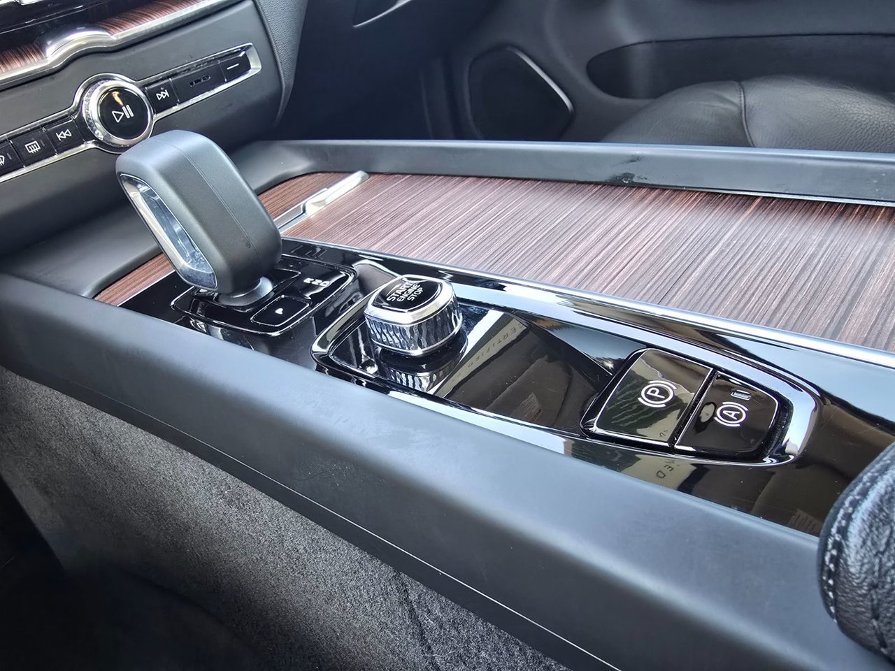 2023 Volvo XC60 PLUS DARK THEME-28