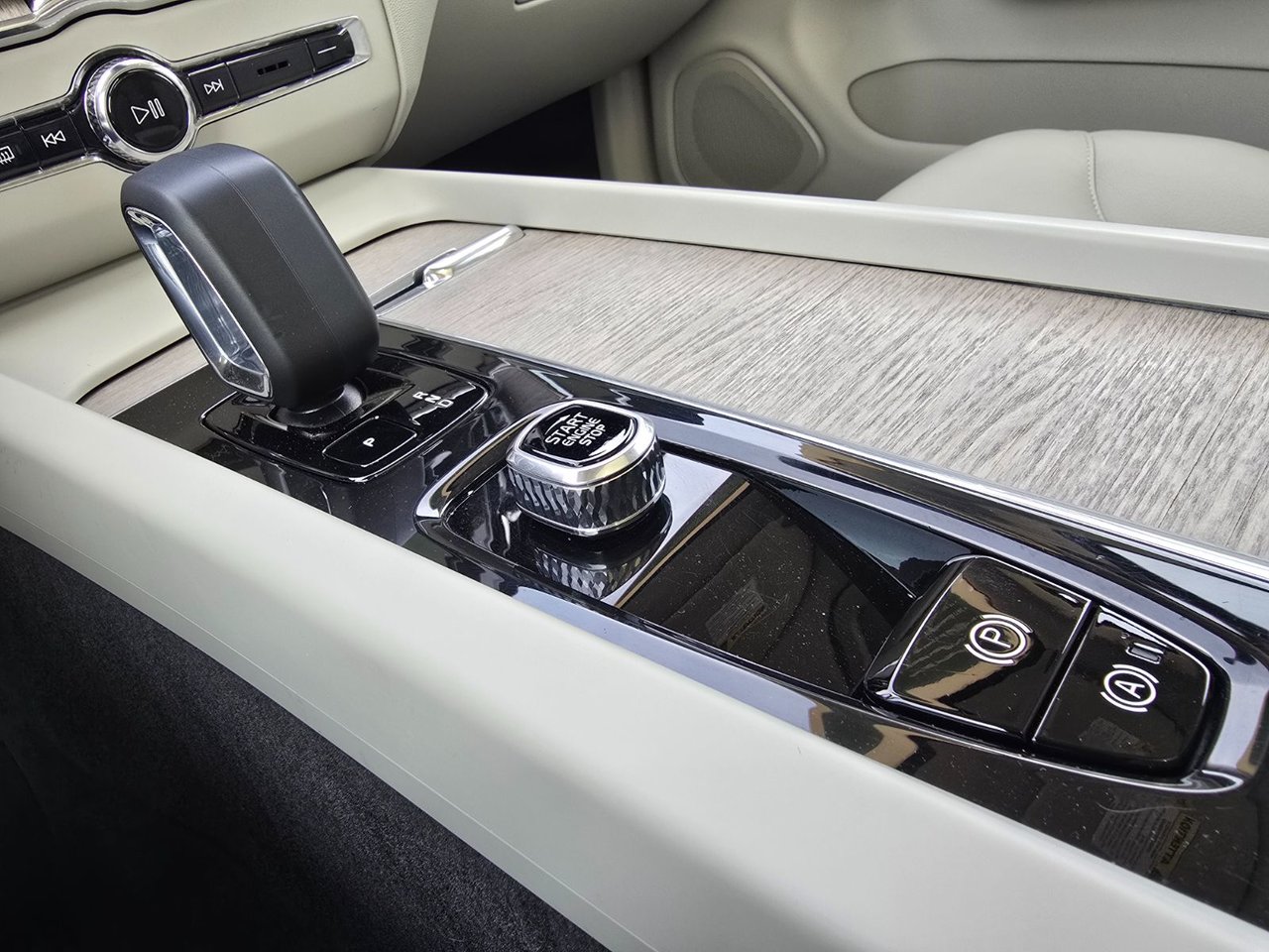 2023 Volvo XC60 PLUS BRIGHT THEME-29